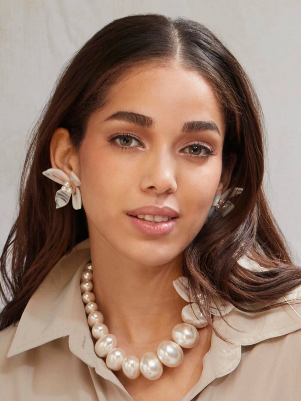 Exquisite! Lele Sadoughi Mother of Pearl Oleander Necklace
